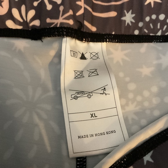 🆕 Red Bubble There are Fireworks Everywhere Gray Leggings - Picture 7 of 8